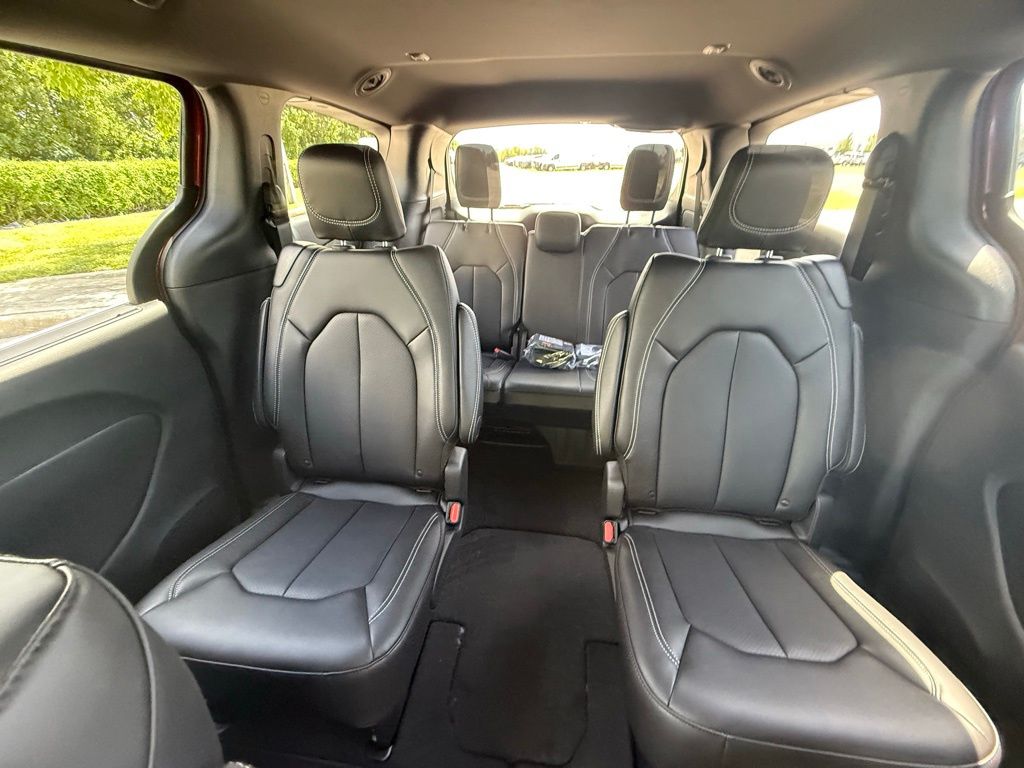 2026 Chrysler Pacifica Select Image 12 of 35