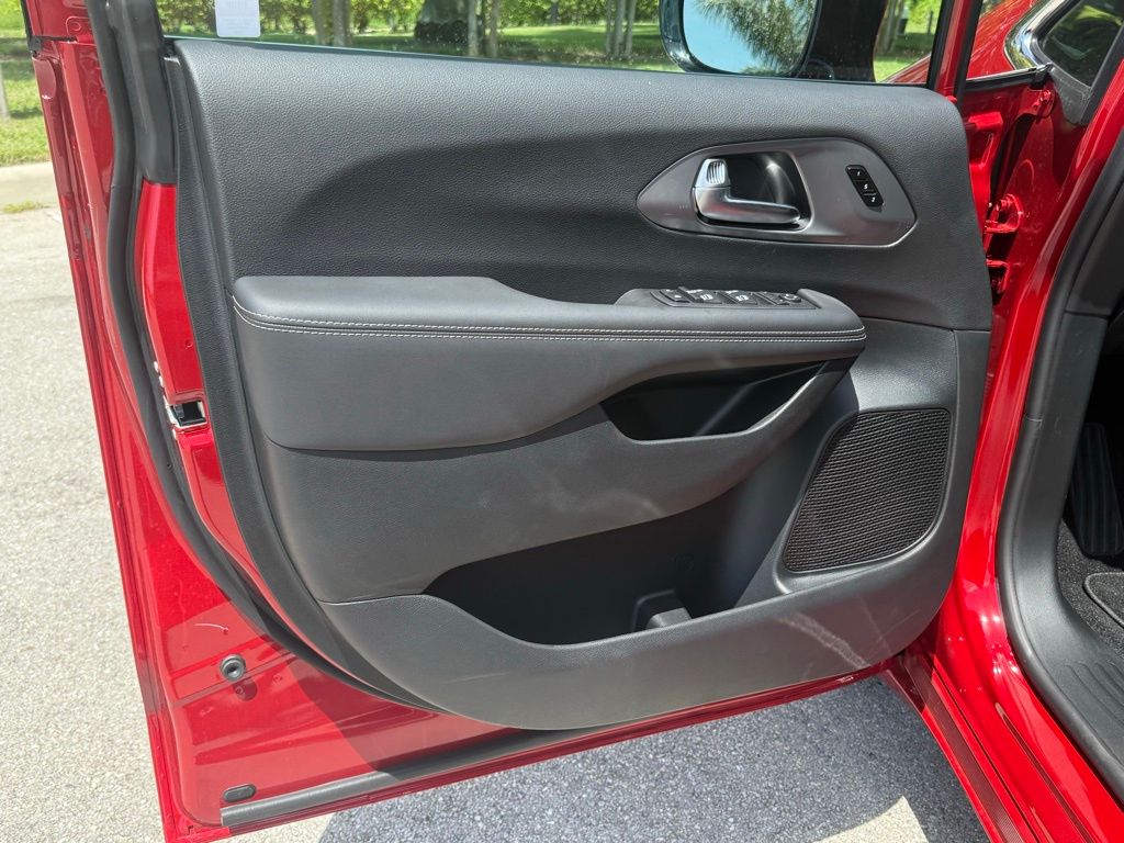 2026 Chrysler Pacifica Select Image 21 of 35