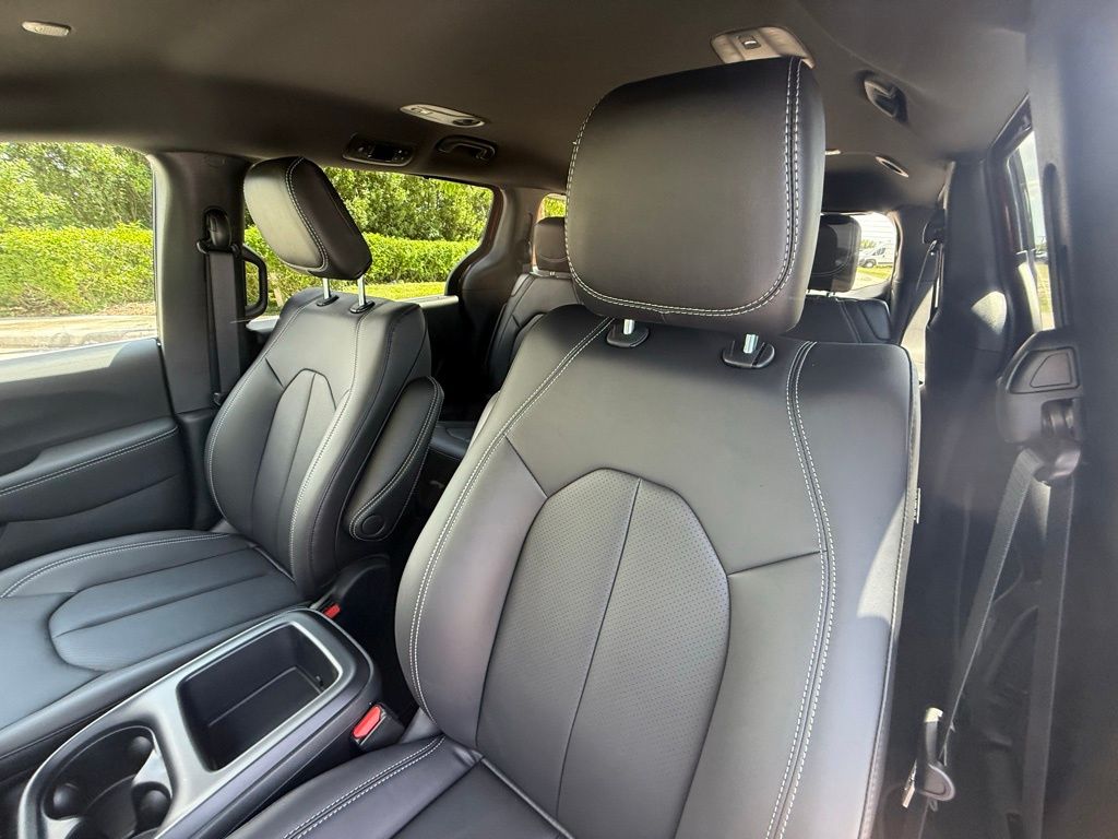 2026 Chrysler Pacifica Select Image 11 of 35