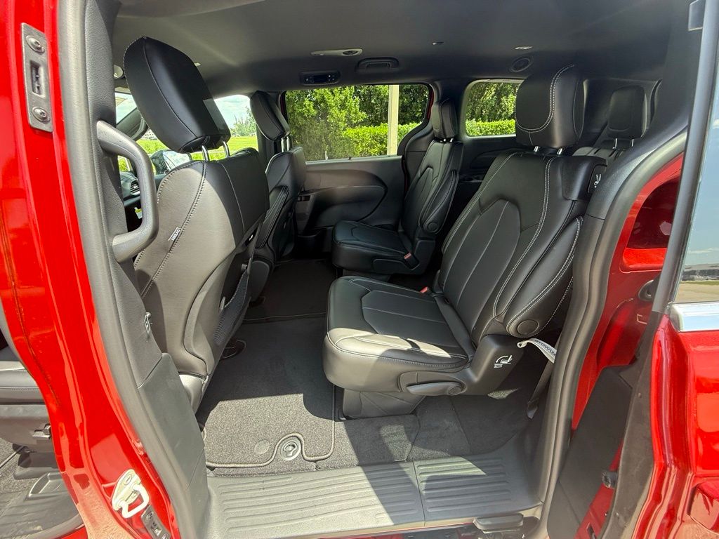 2026 Chrysler Pacifica Select Image 14 of 35