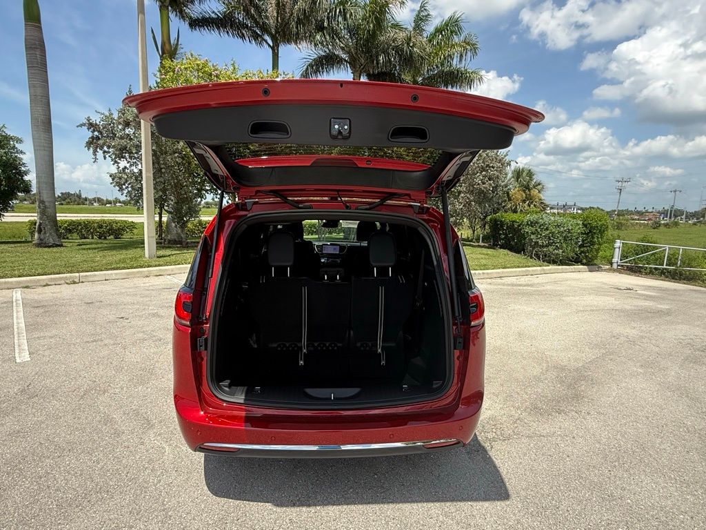 2026 Chrysler Pacifica Select Image 10 of 35
