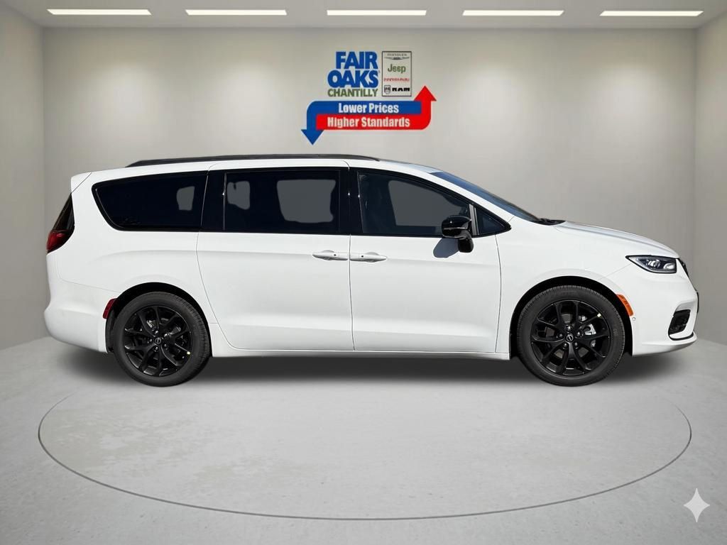 2026 Chrysler Pacifica Select Image 3 of 30