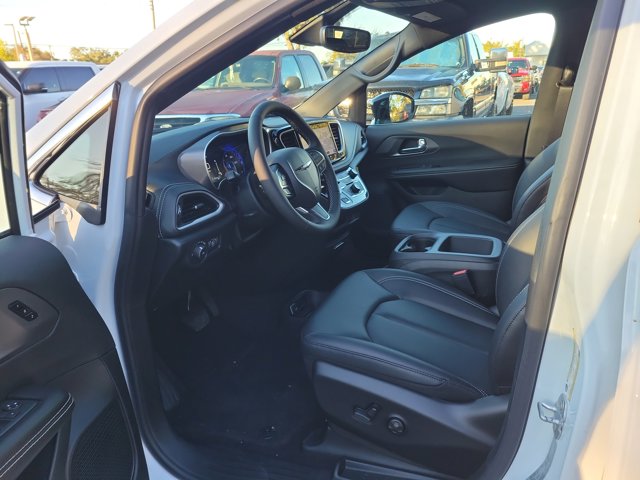 2026 Chrysler Pacifica Select Image 7 of 12
