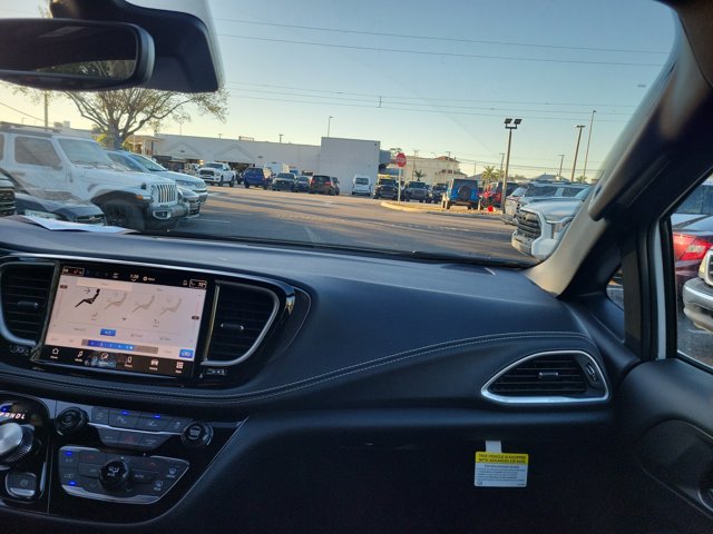 2026 Chrysler Pacifica Select Image 10 of 12