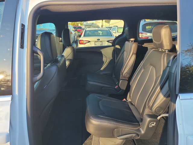 2026 Chrysler Pacifica Select Image 6 of 12