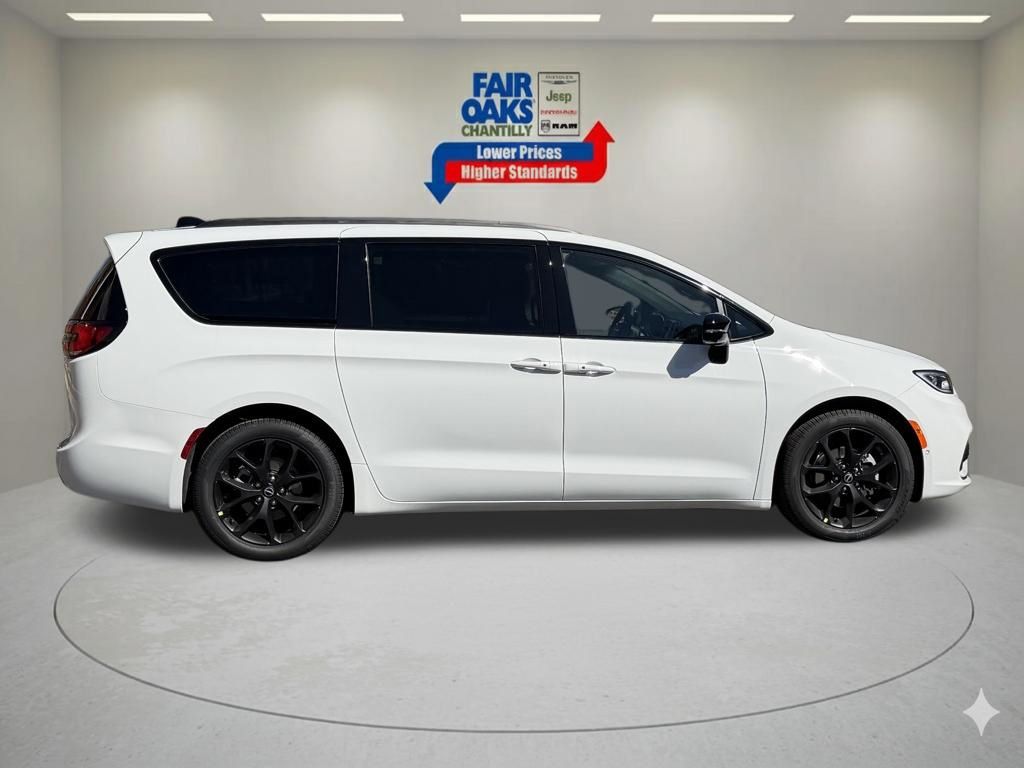 2026 Chrysler Pacifica Select Image 3 of 29