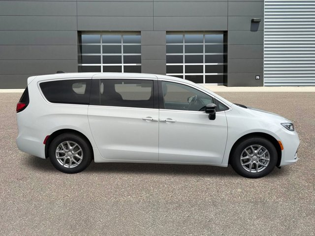 2026 Chrysler Pacifica Select Image 4 of 32