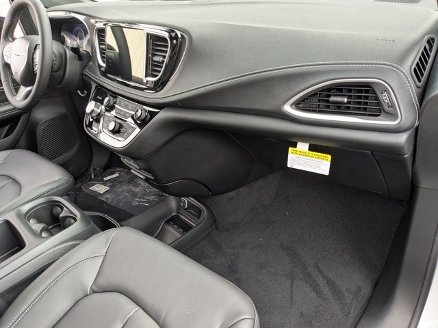 2026 Chrysler Pacifica Select Image 16 of 32