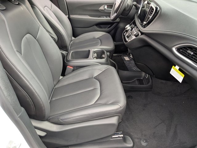 2026 Chrysler Pacifica Select Image 12 of 32