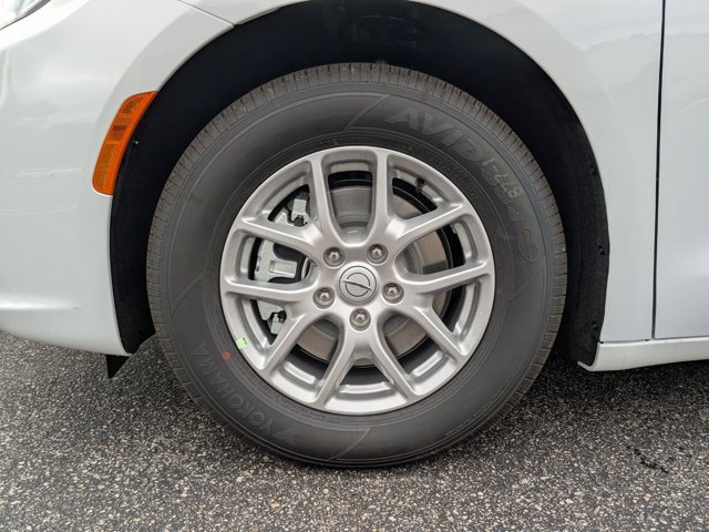 2026 Chrysler Pacifica Select Image 9 of 32