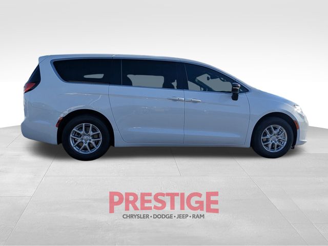 2026 Chrysler Pacifica Select Image 4 of 31
