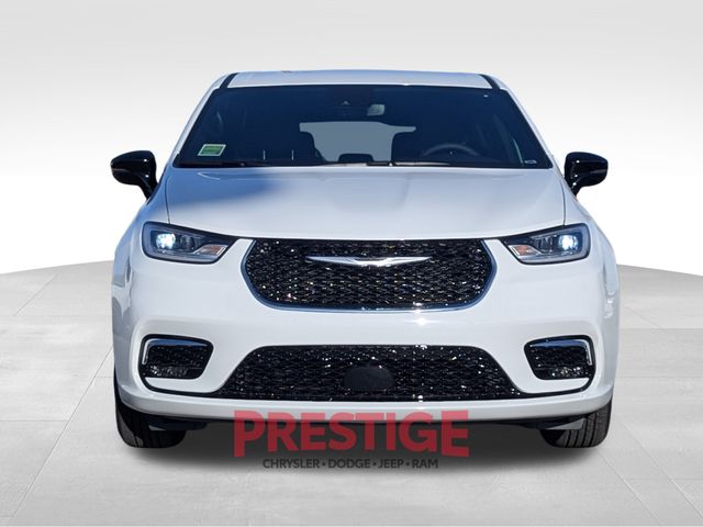 2026 Chrysler Pacifica Select Image 2 of 31