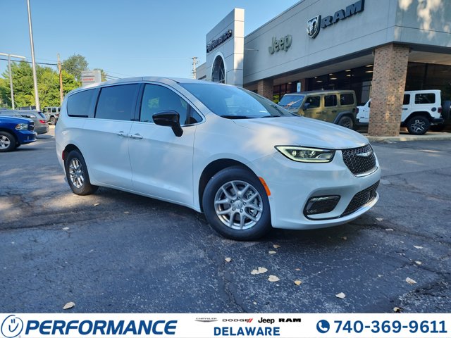 2026 Chrysler Pacifica Select Image 2 of 32