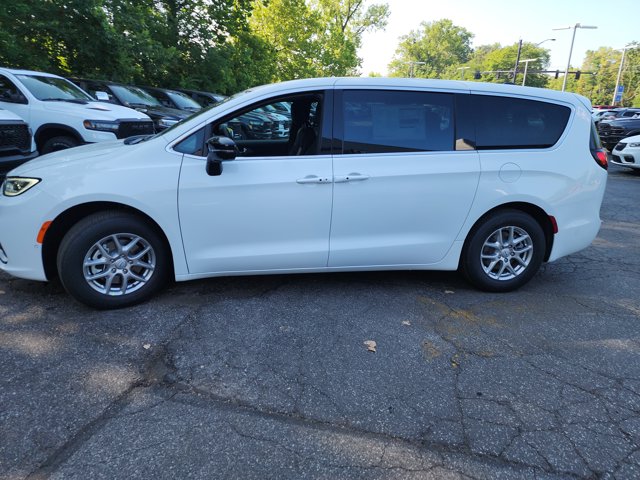 2026 Chrysler Pacifica Select Image 7 of 32