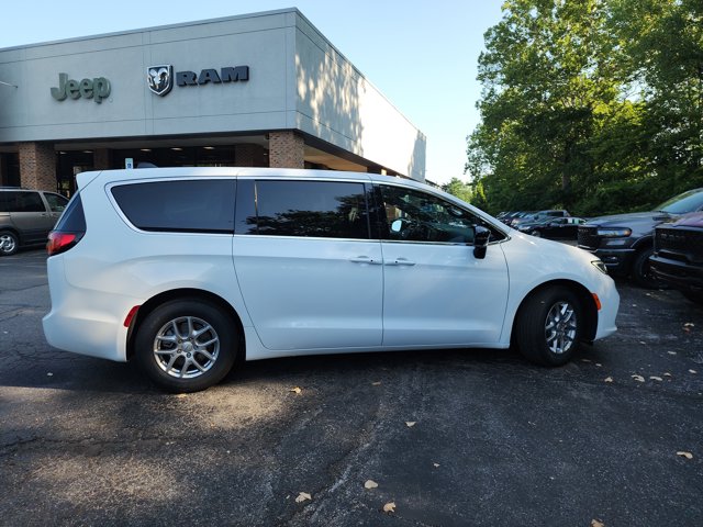 2026 Chrysler Pacifica Select Image 3 of 32