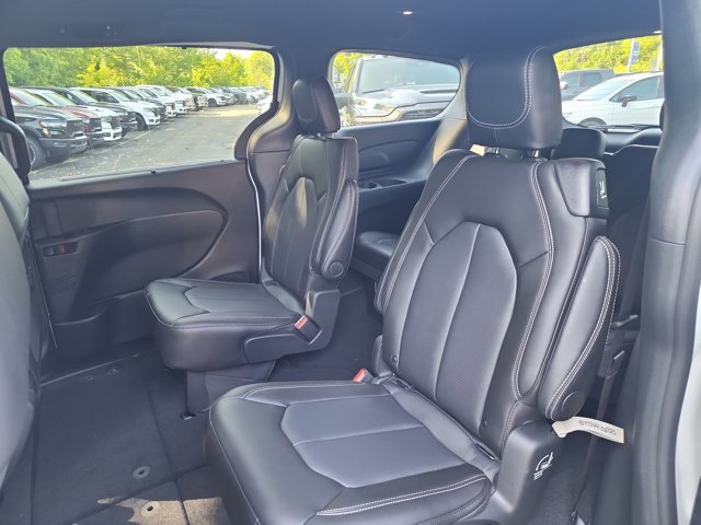 2026 Chrysler Pacifica Select Image 13 of 32