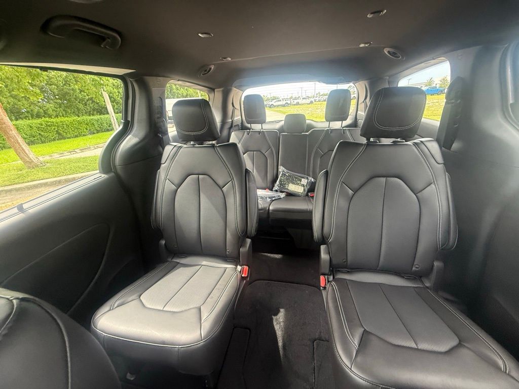 2026 Chrysler Pacifica Select Image 14 of 36