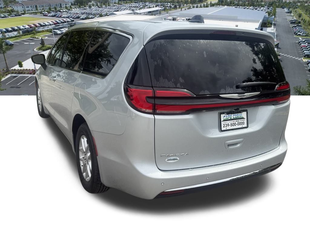 2026 Chrysler Pacifica Select Image 7 of 36