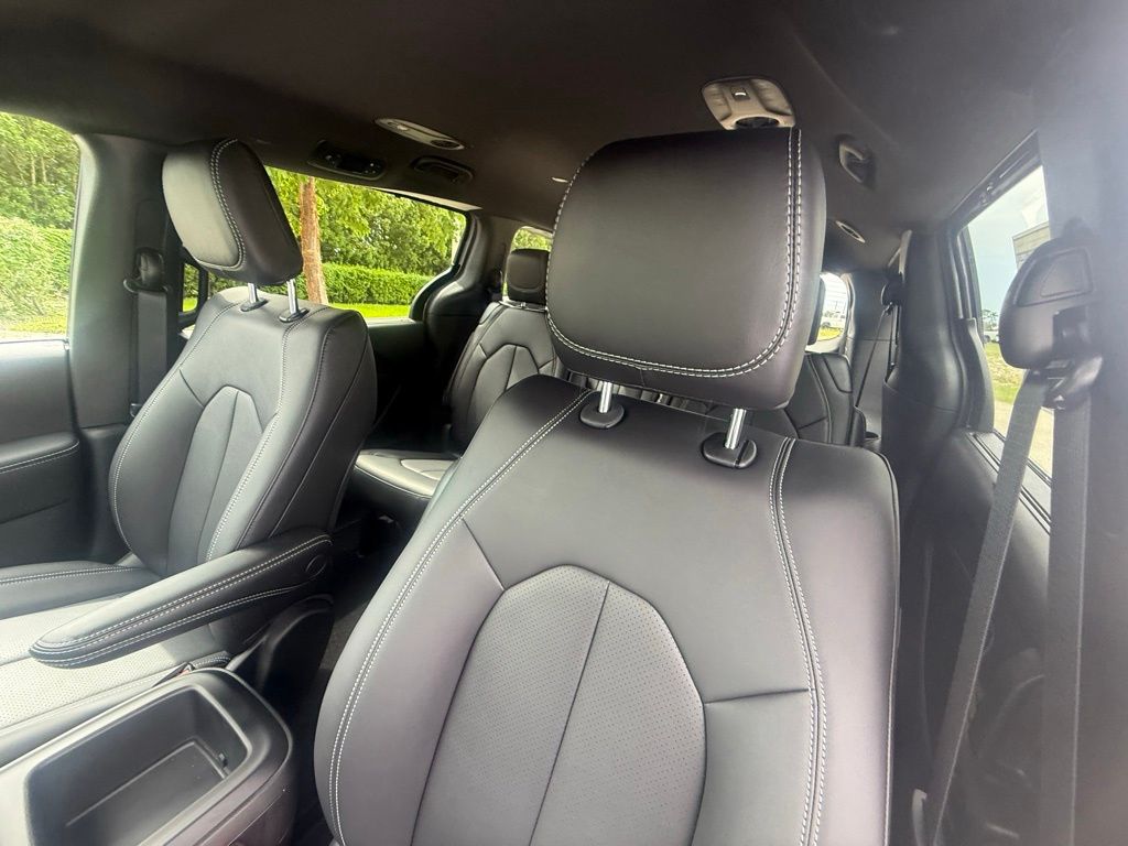 2026 Chrysler Pacifica Select Image 12 of 36
