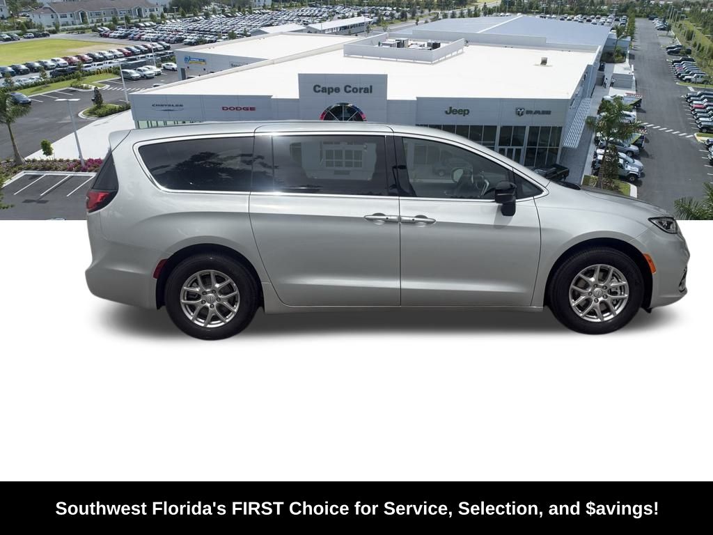 2026 Chrysler Pacifica Select Image 5 of 36