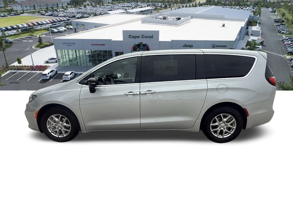 2026 Chrysler Pacifica Select Image 8 of 36
