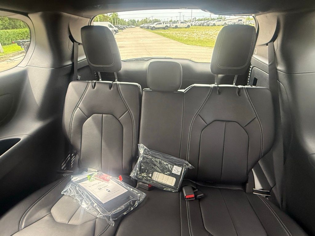 2026 Chrysler Pacifica Select Image 15 of 36