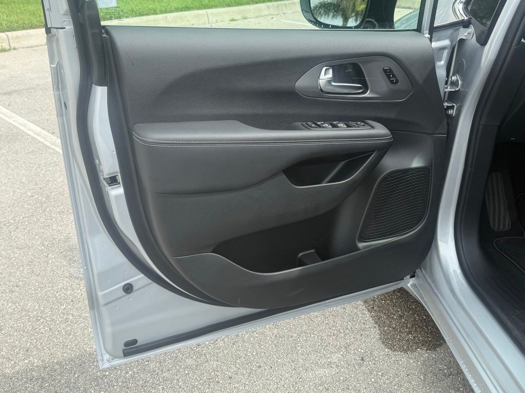 2026 Chrysler Pacifica Select Image 25 of 36