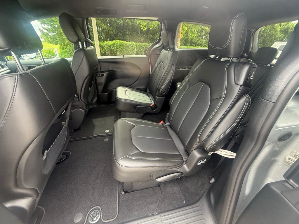 2026 Chrysler Pacifica Select Image 13 of 36