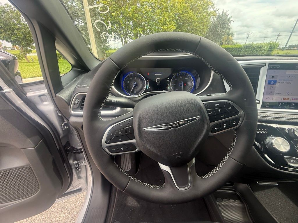 2026 Chrysler Pacifica Select Image 17 of 36