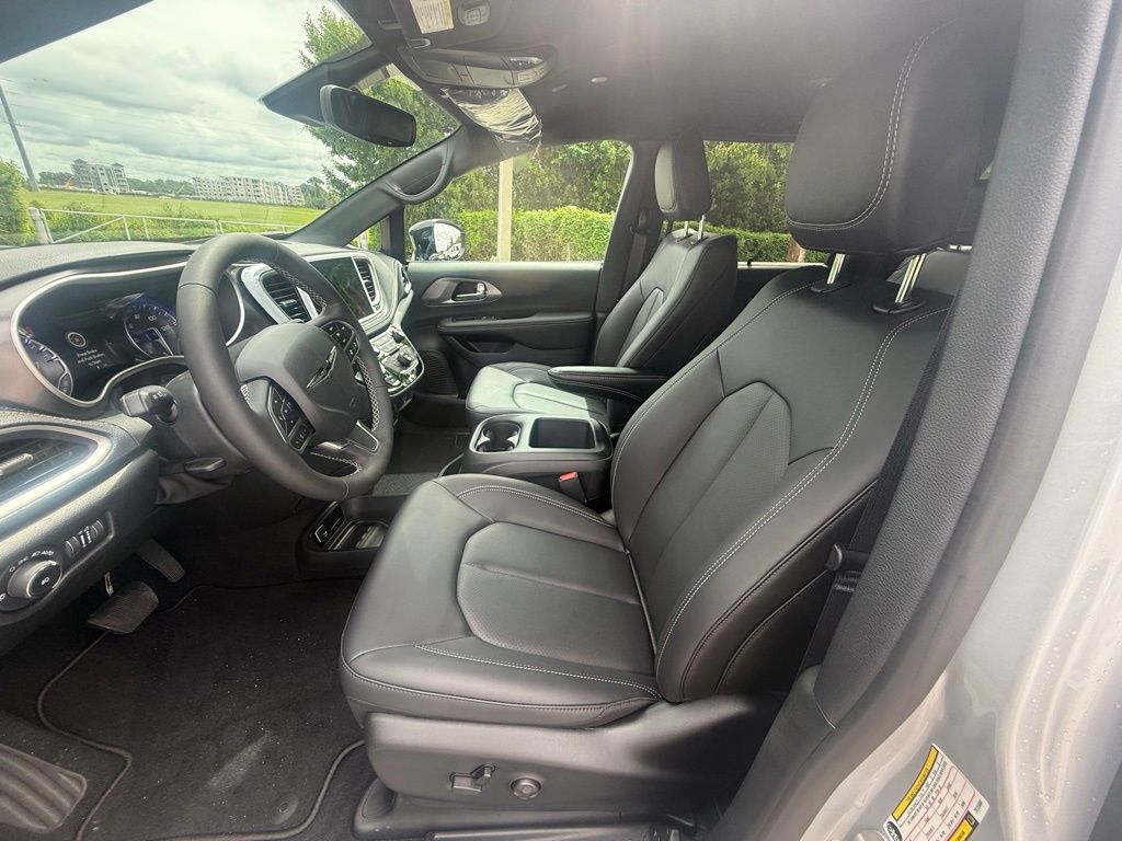 2026 Chrysler Pacifica Select Image 16 of 36