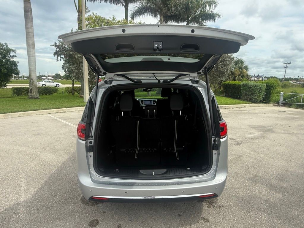 2026 Chrysler Pacifica Select Image 11 of 36