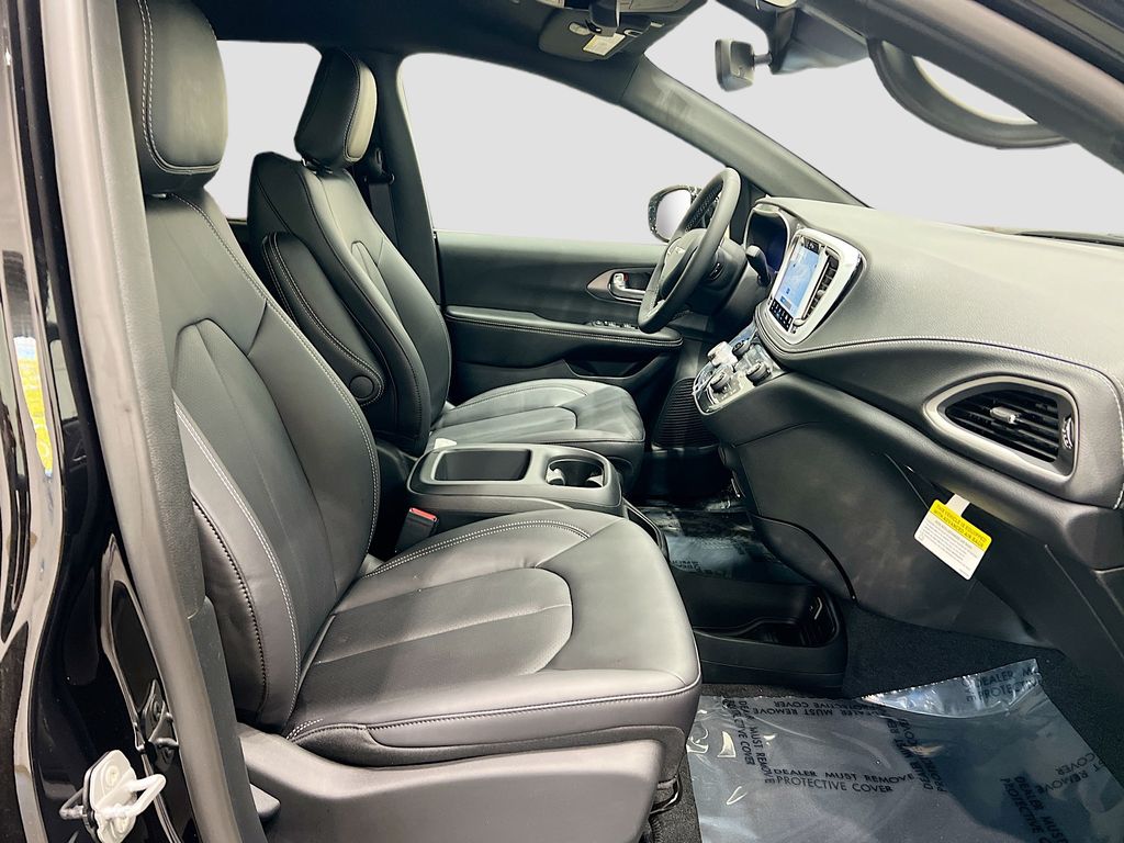 2026 Chrysler Pacifica Select Image 11 of 38
