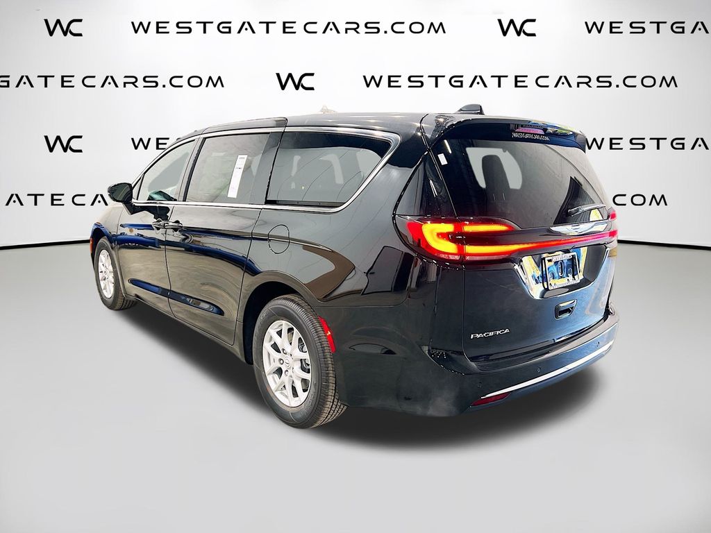 2026 Chrysler Pacifica Select Image 5 of 38