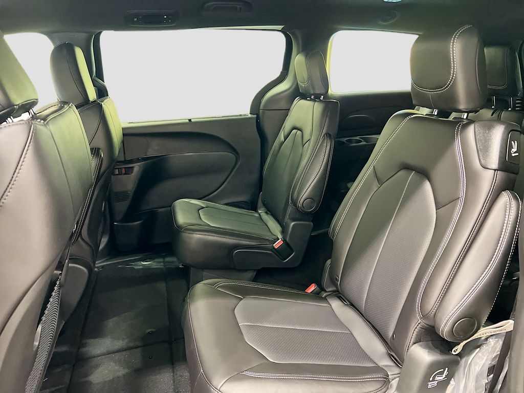 2026 Chrysler Pacifica Select Image 9 of 38
