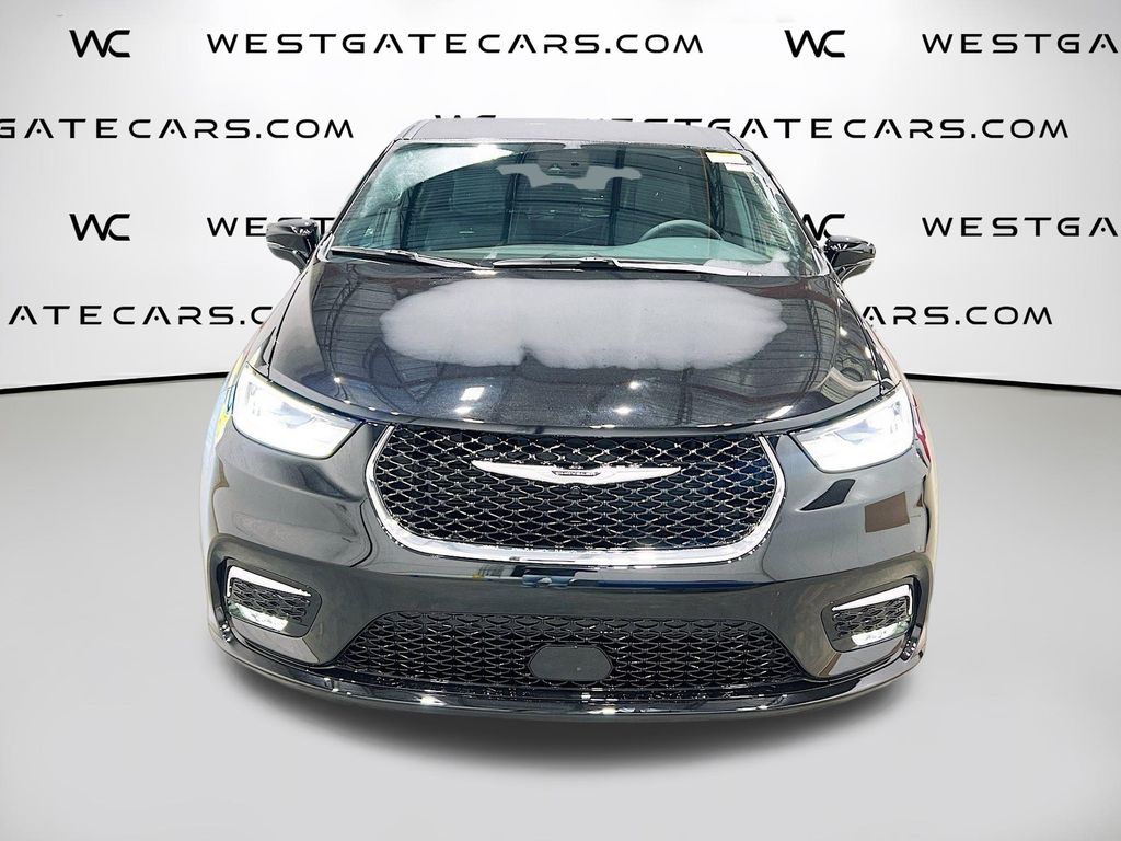 2026 Chrysler Pacifica Select Image 2 of 38