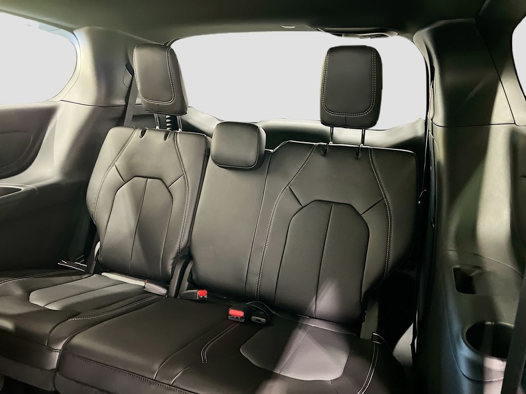 2026 Chrysler Pacifica Select Image 10 of 38