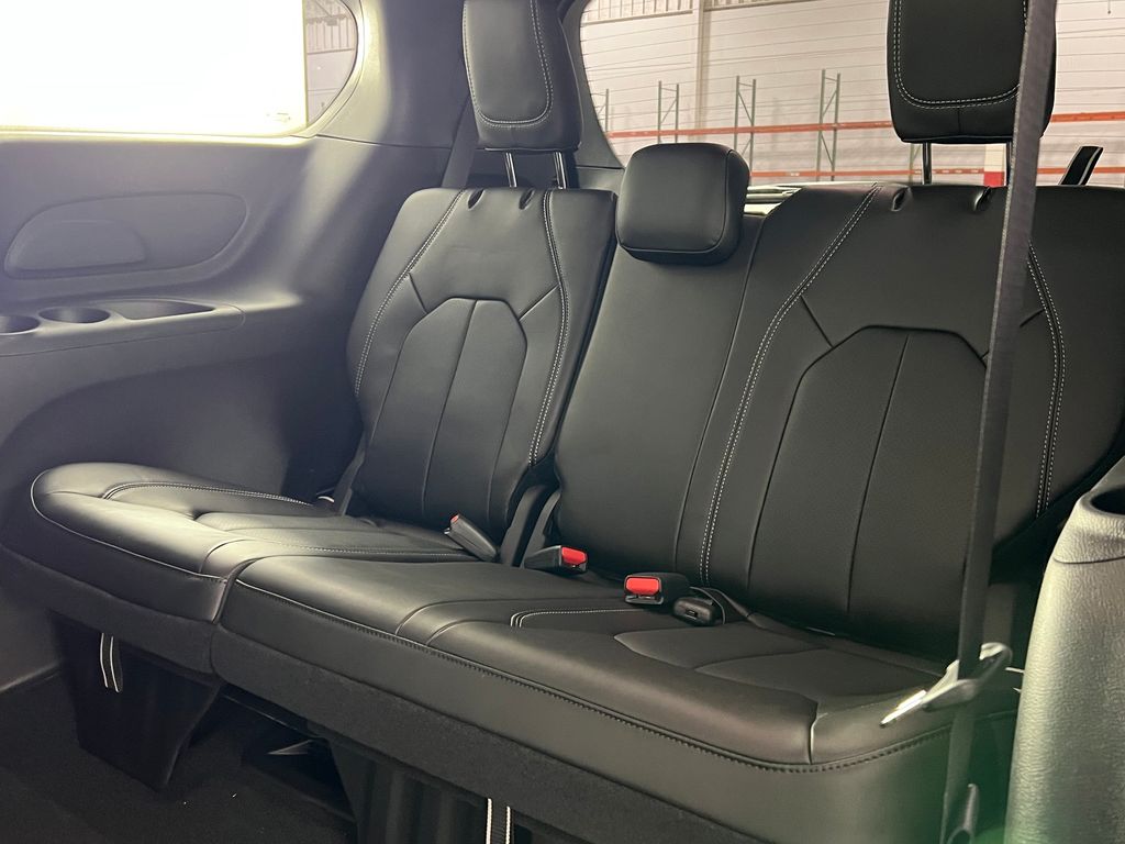 2026 Chrysler Pacifica Select Image 13 of 45