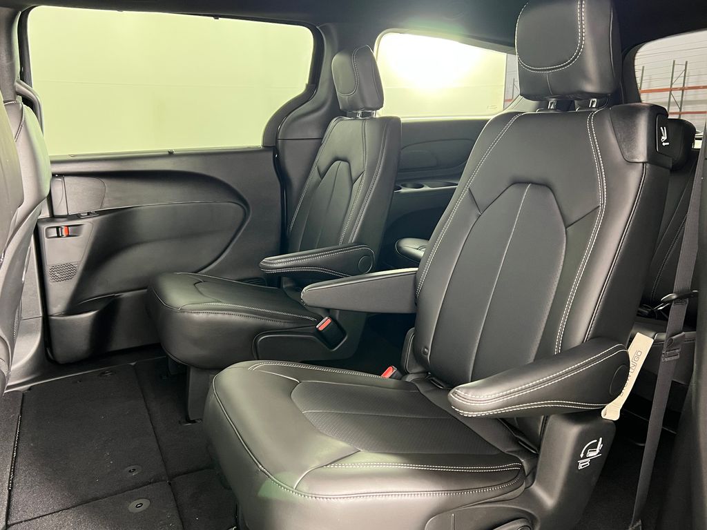 2026 Chrysler Pacifica Select Image 12 of 45