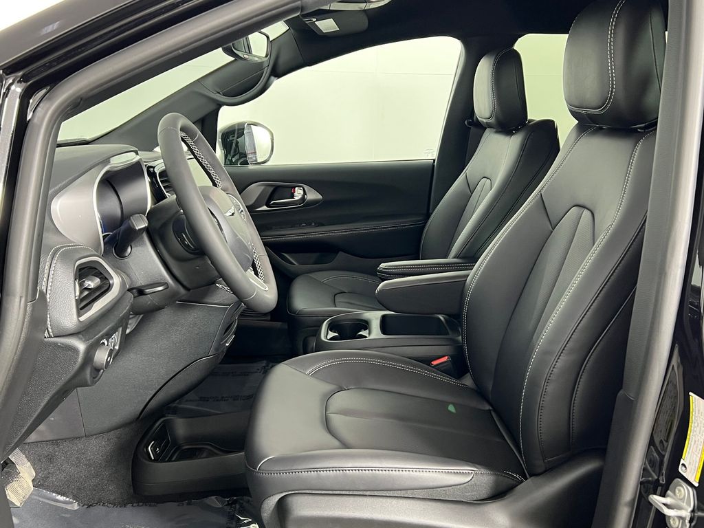 2026 Chrysler Pacifica Select Image 14 of 45