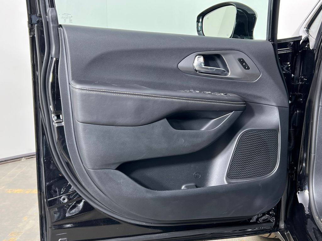 2026 Chrysler Pacifica Select Image 28 of 45