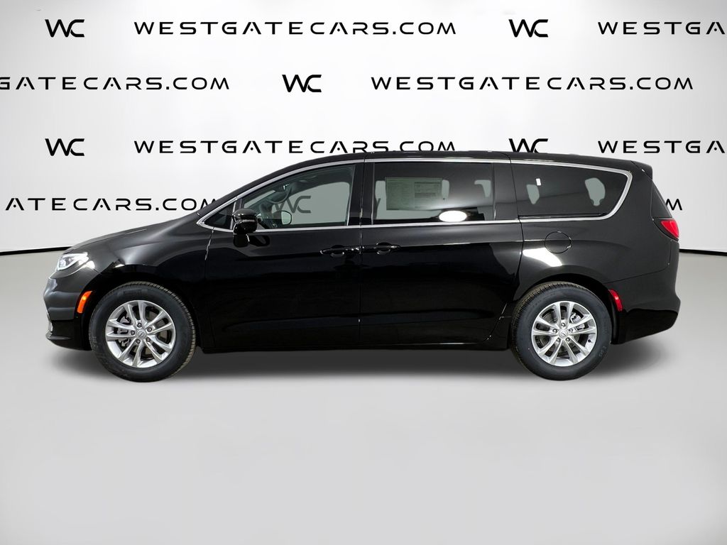2026 Chrysler Pacifica Select Image 8 of 45