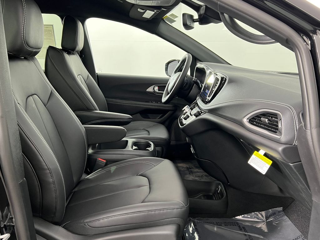 2026 Chrysler Pacifica Select Image 15 of 45