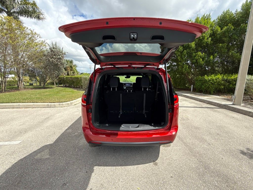 2026 Chrysler Pacifica Select Image 10 of 35
