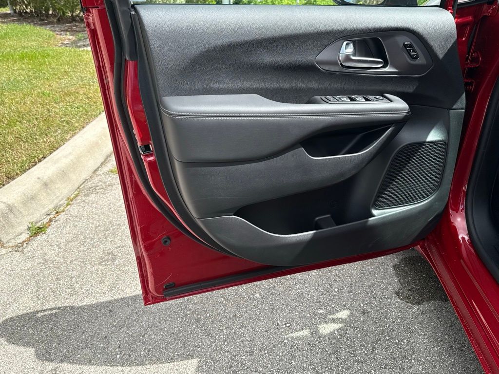 2026 Chrysler Pacifica Select Image 19 of 35