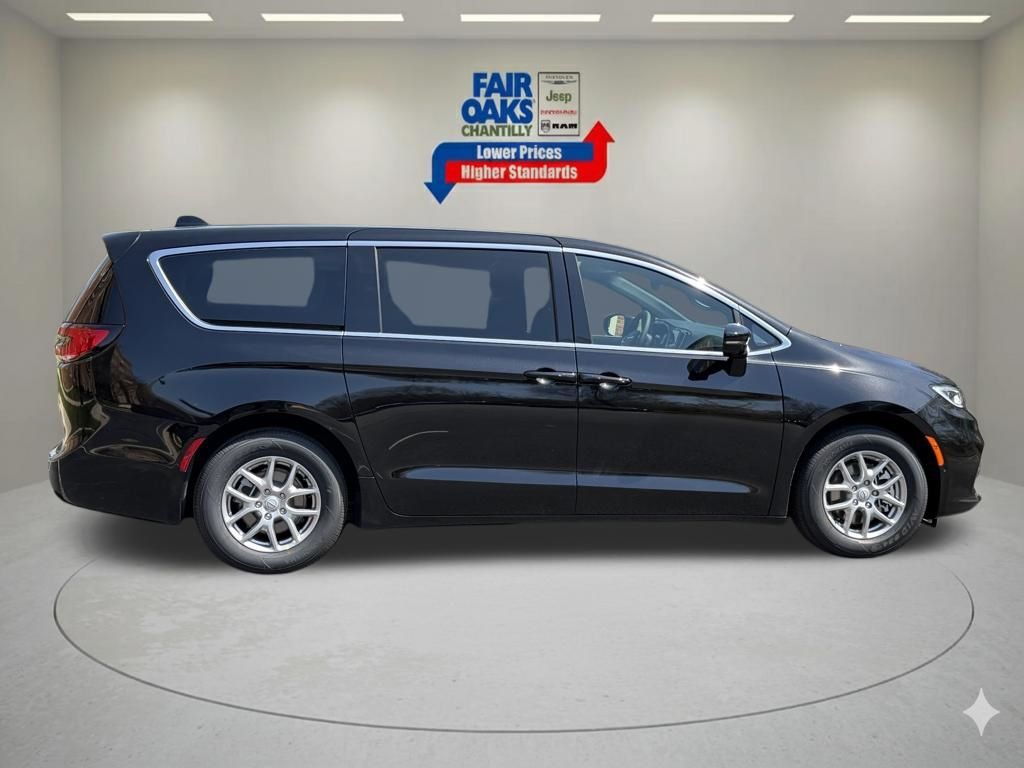 2026 Chrysler Pacifica Select Image 3 of 29