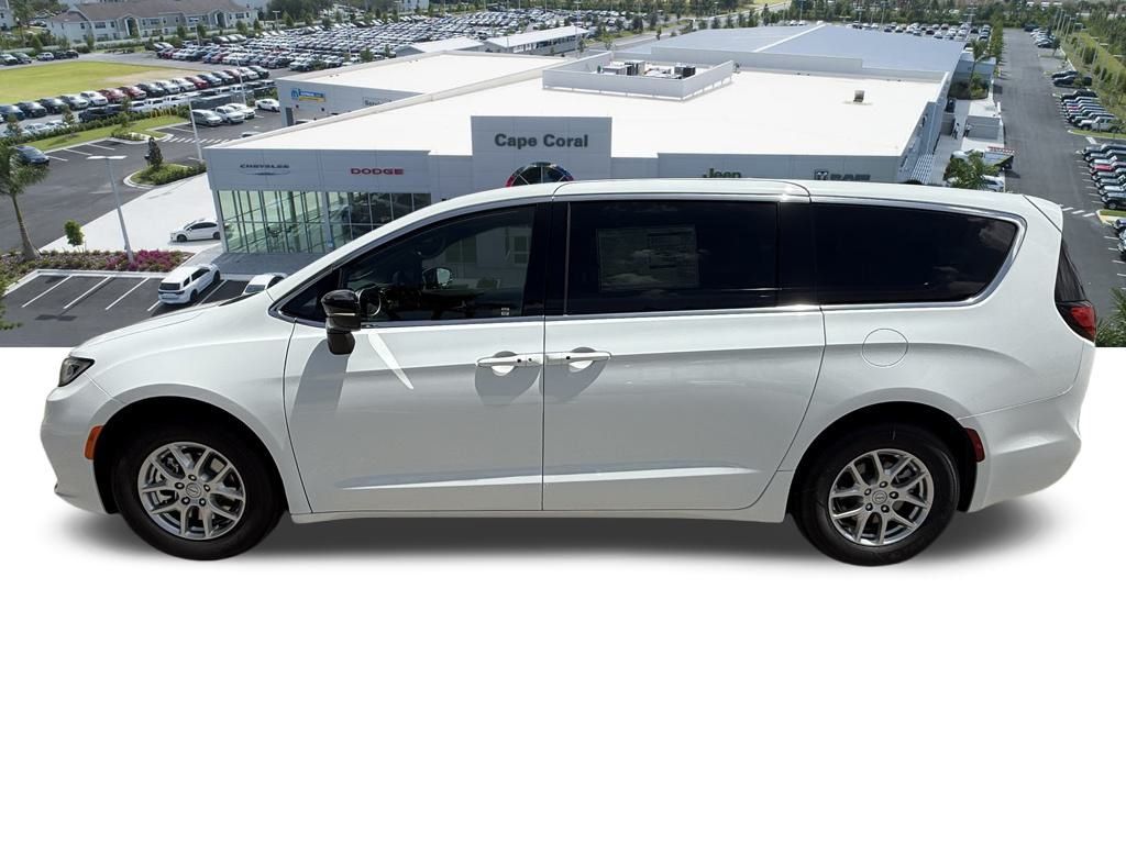 2026 Chrysler Pacifica Select Image 7 of 36