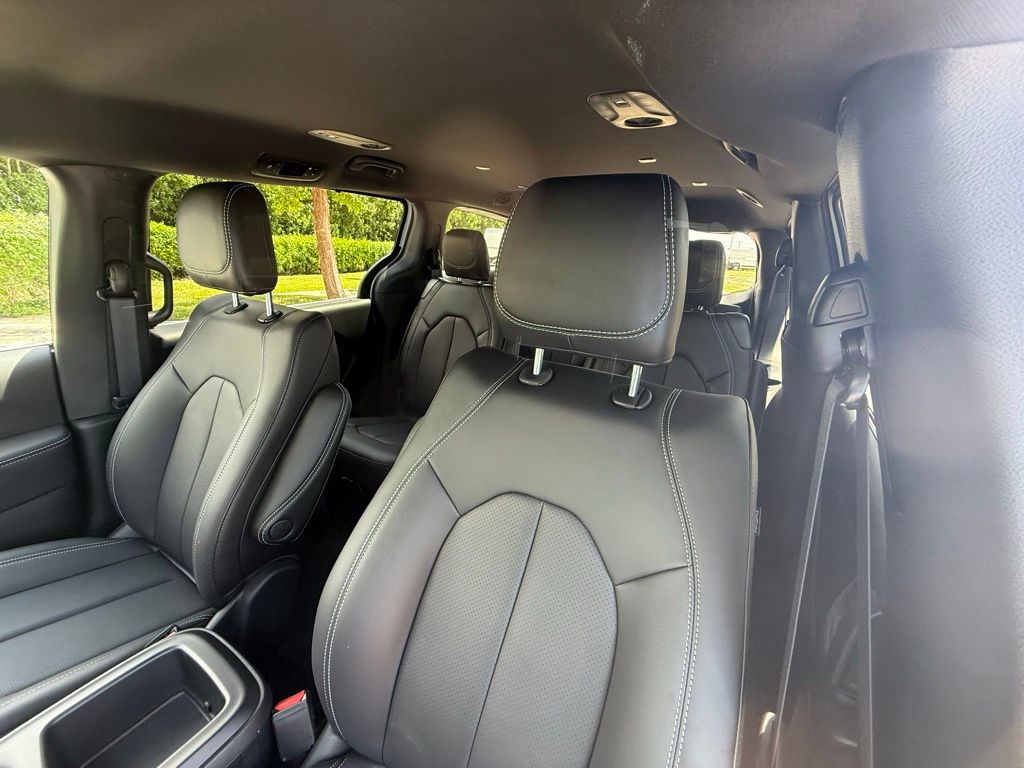 2026 Chrysler Pacifica Select Image 12 of 36