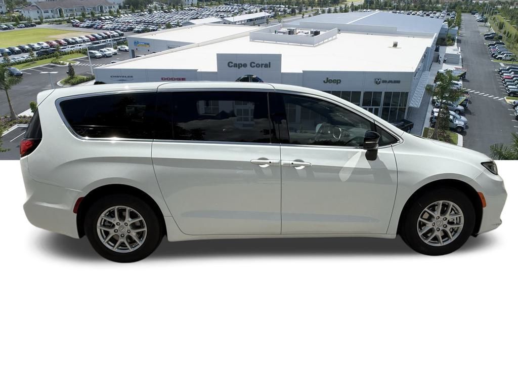 2026 Chrysler Pacifica Select Image 4 of 36