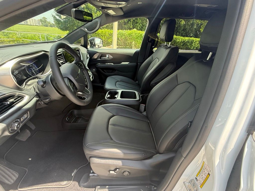 2026 Chrysler Pacifica Select Image 16 of 36