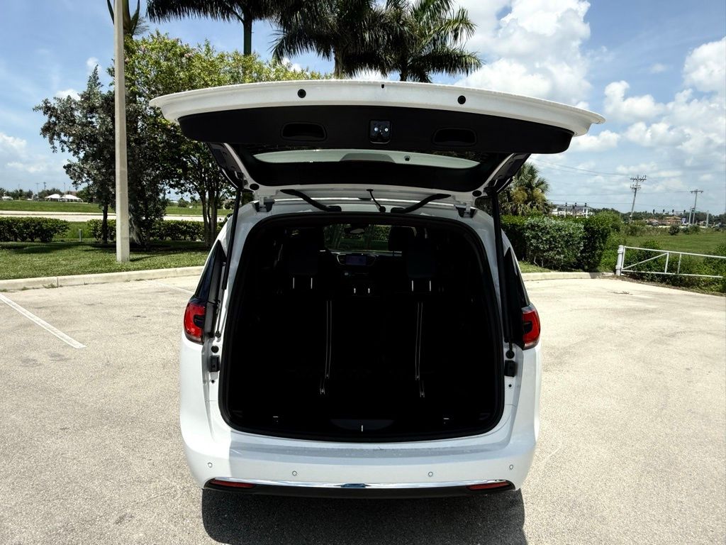 2026 Chrysler Pacifica Select Image 11 of 36
